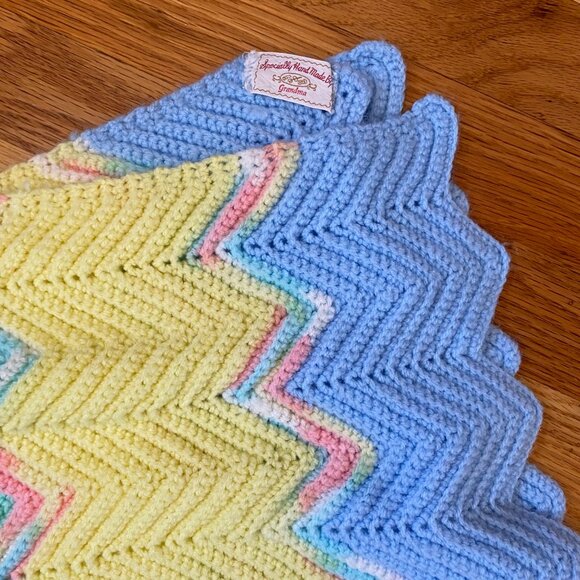 VTG Hand Knit 44 x 25" Baby Blanket Lap Blanket Pastel Chevron Made By Grandma - Picture 6 of 8